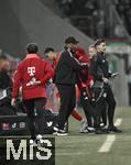04.04.2025, Fussball 1. Bundesliga 2024/2025, 28. Spieltag, FC Augsburg - FC Bayern Mnchen, in der WWK-Arena Augsburg, Trainer Vincent Kompany (Bayern Mnchen) trstet den enttuscht Jamal Musiala (Bayern Mnchen) der verletzt vom Platz gehen muss
 

