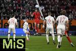 04.04.2025, Fussball 1. Bundesliga 2024/2025, 28. Spieltag, FC Augsburg - FC Bayern Mnchen, in der WWK-Arena Augsburg, Thomas Mller (Bayern Mnchen) steigt zum Kopfball hoch
 

