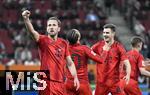 04.04.2025, Fussball 1. Bundesliga 2024/2025, 28. Spieltag, FC Augsburg - FC Bayern Mnchen, in der WWK-Arena Augsburg, Jubel FC Bayern Mnchen zum Tor zum 1:3, vorn Harry Kane (Bayern Mnchen)
 

