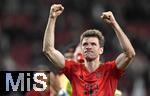 04.04.2025, Fussball 1. Bundesliga 2024/2025, 28. Spieltag, FC Augsburg - FC Bayern Mnchen, in der WWK-Arena Augsburg, Schlussjubel FC Bayern Mnchen, Thomas Mller (Bayern Mnchen)
 


