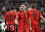 04.04.2025, Fussball 1. Bundesliga 2024/2025, 28. Spieltag, FC Augsburg - FC Bayern Mnchen, in der WWK-Arena Augsburg, Schlussjubel FC Bayern Mnchen, Josip Stanisic (Bayern Mnchen)
 

