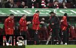 04.04.2025, Fussball 1. Bundesliga 2024/2025, 28. Spieltag, FC Augsburg - FC Bayern Mnchen, in der WWK-Arena Augsburg, Trainer Vincent Kompany (2vr., Bayern Mnchen) bedankt sich nach Spielende bei seinem Trainerstab
 

