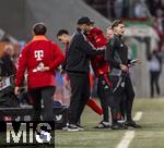 04.04.2025, Fussball 1. Bundesliga 2024/2025, 28. Spieltag, FC Augsburg - FC Bayern Mnchen, in der WWK-Arena Augsburg,  Jamal Musiala (FC Bayern Mnchen) muss mit einer Muskelverletzung aus dem Spiel, Trainer Vincent Kompany (FC Bayern Mnchen) trstet ihn.