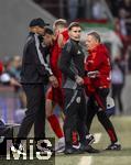 04.04.2025, Fussball 1. Bundesliga 2024/2025, 28. Spieltag, FC Augsburg - FC Bayern Mnchen, in der WWK-Arena Augsburg,  Jamal Musiala (FC Bayern Mnchen) muss mit einer Muskelverletzung aus dem Spiel, Trainer Vincent Kompany (FC Bayern Mnchen) trstet ihn.