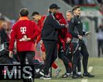04.04.2025, Fussball 1. Bundesliga 2024/2025, 28. Spieltag, FC Augsburg - FC Bayern Mnchen, in der WWK-Arena Augsburg,  Jamal Musiala (FC Bayern Mnchen) muss mit einer Muskelverletzung aus dem Spiel, Trainer Vincent Kompany (FC Bayern Mnchen) trstet ihn.