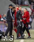 04.04.2025, Fussball 1. Bundesliga 2024/2025, 28. Spieltag, FC Augsburg - FC Bayern Mnchen, in der WWK-Arena Augsburg,  Jamal Musiala (mitte, FC Bayern Mnchen) muss mit einer Muskelverletzung aus dem Spiel, Trainer Vincent Kompany (li, FC Bayern Mnchen) trstet ihn.