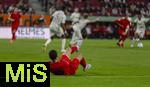 04.04.2025, Fussball 1. Bundesliga 2024/2025, 28. Spieltag, FC Augsburg - FC Bayern Mnchen, in der WWK-Arena Augsburg,  Jamal Musiala (mitte, FC Bayern Mnchen) liegt mit einer Muskelverletzung am Boden.