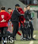 04.04.2025, Fussball 1. Bundesliga 2024/2025, 28. Spieltag, FC Augsburg - FC Bayern Mnchen, in der WWK-Arena Augsburg,  Jamal Musiala (FC Bayern Mnchen) muss mit einer Muskelverletzung aus dem Spiel, Trainer Vincent Kompany (FC Bayern Mnchen) trstet ihn.