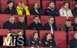 04.04.2025, Fussball 1. Bundesliga 2024/2025, 28. Spieltag, FC Augsburg - FC Bayern Mnchen, in der WWK-Arena Augsburg,  Vereinsfhrung des FC Bayern auf der Tribne. Mittlere Reihe v.li: -, Geschftsfhrer Michael Diederich (FC Bayern Mnchen), Sportvorstand Max Eberl (Bayern Mnchen), Vorstandsvorsitzender Jan-Christian Dreesen (FC Bayern Mnchen), Prsident Herbert Hainer (FC Bayern) 