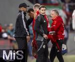 04.04.2025, Fussball 1. Bundesliga 2024/2025, 28. Spieltag, FC Augsburg - FC Bayern Mnchen, in der WWK-Arena Augsburg,  Jamal Musiala (mitte, FC Bayern Mnchen) muss mit einer Muskelverletzung aus dem Spiel, Trainer Vincent Kompany (li, FC Bayern Mnchen) trstet ihn.