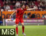 04.04.2025, Fussball 1. Bundesliga 2024/2025, 28. Spieltag, FC Augsburg - FC Bayern Mnchen, in der WWK-Arena Augsburg, Thomas Mller (FC Bayern Mnchen) gibt lautstark Anweisungen.