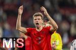 04.04.2025, Fussball 1. Bundesliga 2024/2025, 28. Spieltag, FC Augsburg - FC Bayern Mnchen, in der WWK-Arena Augsburg, Thomas Mller (FC Bayern Mnchen) nach dem Spiel bei den Fans