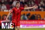 04.04.2025, Fussball 1. Bundesliga 2024/2025, 28. Spieltag, FC Augsburg - FC Bayern Mnchen, in der WWK-Arena Augsburg, Thomas Mller (FC Bayern Mnchen) gibt lautstark Anweisungen.