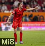 04.04.2025, Fussball 1. Bundesliga 2024/2025, 28. Spieltag, FC Augsburg - FC Bayern Mnchen, in der WWK-Arena Augsburg, Thomas Mller (FC Bayern Mnchen) gibt lautstark Anweisungen.