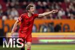 04.04.2025, Fussball 1. Bundesliga 2024/2025, 28. Spieltag, FC Augsburg - FC Bayern Mnchen, in der WWK-Arena Augsburg, Thomas Mller (FC Bayern Mnchen) gibt lautstark Anweisungen.