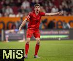 04.04.2025, Fussball 1. Bundesliga 2024/2025, 28. Spieltag, FC Augsburg - FC Bayern Mnchen, in der WWK-Arena Augsburg, Thomas Mller (FC Bayern Mnchen) gibt lautstark Anweisungen. 