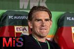 04.04.2025, Fussball 1. Bundesliga 2024/2025, 28. Spieltag, FC Augsburg - FC Bayern Mnchen, in der WWK-Arena Augsburg, Sportdirektor Christoph Freund (Bayern Mnchen) nachdenklich auf der Bank.