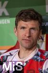 04.04.2025, Fussball 1. Bundesliga 2024/2025, 28. Spieltag, FC Augsburg - FC Bayern Mnchen, in der WWK-Arena Augsburg, Thomas Mller (FC Bayern Mnchen) auf der Bank.