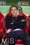 04.04.2025, Fussball 1. Bundesliga 2024/2025, 28. Spieltag, FC Augsburg - FC Bayern Mnchen, in der WWK-Arena Augsburg, Sportdirektor Christoph Freund (Bayern Mnchen) nachdenklich auf der Bank.