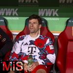 04.04.2025, Fussball 1. Bundesliga 2024/2025, 28. Spieltag, FC Augsburg - FC Bayern Mnchen, in der WWK-Arena Augsburg, Thomas Mller (FC Bayern Mnchen) auf der Bank.