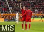 04.04.2025, Fussball 1. Bundesliga 2024/2025, 28. Spieltag, FC Augsburg - FC Bayern Mnchen, in der WWK-Arena Augsburg, Torjubel v.li: Thomas Mller (FC Bayern Mnchen) mit Leroy Sane (Bayern Mnchen).