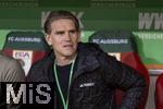 04.04.2025, Fussball 1. Bundesliga 2024/2025, 28. Spieltag, FC Augsburg - FC Bayern Mnchen, in der WWK-Arena Augsburg, Sportdirektor Christoph Freund (Bayern Mnchen) nachdenklich auf der Bank.