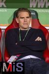 04.04.2025, Fussball 1. Bundesliga 2024/2025, 28. Spieltag, FC Augsburg - FC Bayern Mnchen, in der WWK-Arena Augsburg, Sportdirektor Christoph Freund (Bayern Mnchen) nachdenklich auf der Bank.