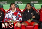 04.04.2025, Fussball 1. Bundesliga 2024/2025, 28. Spieltag, FC Augsburg - FC Bayern Mnchen, in der WWK-Arena Augsburg, Thomas Mller (li, FC Bayern Mnchen) auf der Bank. re: Serge Gnabry (FC Bayern Mnchen)  