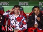 04.04.2025, Fussball 1. Bundesliga 2024/2025, 28. Spieltag, FC Augsburg - FC Bayern Mnchen, in der WWK-Arena Augsburg, Thomas Mller (li, FC Bayern Mnchen) auf der Bank. re: Serge Gnabry (FC Bayern Mnchen)  