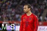 04.04.2025, Fussball 1. Bundesliga 2024/2025, 28. Spieltag, FC Augsburg - FC Bayern Mnchen, in der WWK-Arena Augsburg, Leroy Sane (Bayern Mnchen) nachdenklich 