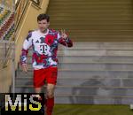 04.04.2025, Fussball 1. Bundesliga 2024/2025, 28. Spieltag, FC Augsburg - FC Bayern Mnchen, in der WWK-Arena Augsburg, Thomas Mller (FC Bayern Mnchen) winkt als er die Treppen herunterkommt.