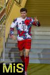 04.04.2025, Fussball 1. Bundesliga 2024/2025, 28. Spieltag, FC Augsburg - FC Bayern Mnchen, in der WWK-Arena Augsburg, Thomas Mller (FC Bayern Mnchen) winkt als er die Treppen herunterkommt.