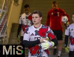 04.04.2025, Fussball 1. Bundesliga 2024/2025, 28. Spieltag, FC Augsburg - FC Bayern Mnchen, in der WWK-Arena Augsburg, Torwart Jonas Urbig (FC Bayern Mnchen) kommt zum Aufwrmen aus der Kabine.