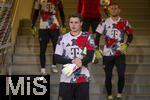 04.04.2025, Fussball 1. Bundesliga 2024/2025, 28. Spieltag, FC Augsburg - FC Bayern Mnchen, in der WWK-Arena Augsburg, Torwart Jonas Urbig (FC Bayern Mnchen) kommt zum Aufwrmen aus der Kabine. re: Torwart Daniel Peretz (FC Bayern Mnchen).