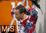 04.04.2025, Fussball 1. Bundesliga 2024/2025, 28. Spieltag, FC Augsburg - FC Bayern Mnchen, in der WWK-Arena Augsburg, Leroy Sane (Bayern Mnchen) bindet seinen Haarzopf.