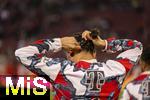 04.04.2025, Fussball 1. Bundesliga 2024/2025, 28. Spieltag, FC Augsburg - FC Bayern Mnchen, in der WWK-Arena Augsburg, Leroy Sane (Bayern Mnchen) bindet seinen Haarzopf vor dem Aufwrmen.