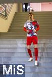 04.04.2025, Fussball 1. Bundesliga 2024/2025, 28. Spieltag, FC Augsburg - FC Bayern Mnchen, in der WWK-Arena Augsburg, Leon Goretzka (FC Bayern Mnchen) kommt aus der Kabine zum Aufwrmen.
