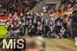 04.04.2025, Fussball 1. Bundesliga 2024/2025, 28. Spieltag, FC Augsburg - FC Bayern Mnchen, in der WWK-Arena Augsburg,  Fotografen warten auf die Spieler.