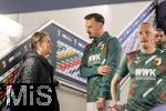 04.04.2025, Fussball 1. Bundesliga 2024/2025, 28. Spieltag, FC Augsburg - FC Bayern Mnchen, in der WWK-Arena Augsburg, v.li: Sportdirektor Christoph Freund (Bayern Mnchen) in den Katakomben im Gesprch mit Mergim Berisha (FC Augsburg) 