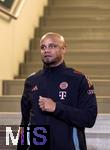 04.04.2025, Fussball 1. Bundesliga 2024/2025, 28. Spieltag, FC Augsburg - FC Bayern Mnchen, in der WWK-Arena Augsburg, Trainer Vincent Kompany (FC Bayern Mnchen) nachdenklich 