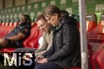 04.04.2025, Fussball 1. Bundesliga 2024/2025, 28. Spieltag, FC Augsburg - FC Bayern Mnchen, in der WWK-Arena Augsburg, re: Sportdirektor Christoph Freund (Bayern Mnchen) auf der Bank mit seinem Handy
