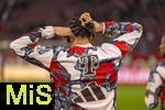 04.04.2025, Fussball 1. Bundesliga 2024/2025, 28. Spieltag, FC Augsburg - FC Bayern Mnchen, in der WWK-Arena Augsburg, Leroy Sane (Bayern Mnchen) bindet seinen Haarzopf vor dem Aufwrmen.