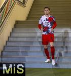 04.04.2025, Fussball 1. Bundesliga 2024/2025, 28. Spieltag, FC Augsburg - FC Bayern Mnchen, in der WWK-Arena Augsburg, Leon Goretzka (FC Bayern Mnchen) kommt aus der Kabine zum Aufwrmen.