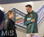 04.04.2025, Fussball 1. Bundesliga 2024/2025, 28. Spieltag, FC Augsburg - FC Bayern Mnchen, in der WWK-Arena Augsburg, v.li: Sportdirektor Christoph Freund (Bayern Mnchen) in den Katakomben im Gesprch mit Mergim Berisha (FC Augsburg) 