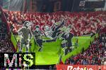 04.04.2025, Fussball 1. Bundesliga 2024/2025, 28. Spieltag, FC Augsburg - FC Bayern Mnchen, in der WWK-Arena Augsburg, Fan-Choreografie der Bayernfans in der Gstekurve, zu einem Thema von einem Ereignis aus der Vereinsgeschichte: 19. Mrz 1979, Eine Team-Rebellion gegen die Verpflichtung eines Trainers Max Merkel (2.v.re) nach interner Abstimmung der Mannschaft mit u.a. Paul Breitner (li, mit Zigarre) und Sepp Maier (2.v.li), diese Team-Rebellion fhrte dann zum Rcktritt von Prsident Wilhelm Neudecker (re), ein bemerkenswerter Vorgang im deutschen Profifuball. Es war ein Akt der Selbstbestimmung und des Protests, der bei den Bayern-Ultras bis heute als Symbol fr die Einheit zwischen Mannschaft und Kurve gilt.