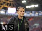 04.04.2025, Fussball 1. Bundesliga 2024/2025, 28. Spieltag, FC Augsburg - FC Bayern Mnchen, in der WWK-Arena Augsburg, Sportdirektor Christoph Freund (Bayern Mnchen) nachdenklich 