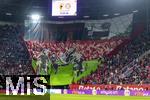 04.04.2025, Fussball 1. Bundesliga 2024/2025, 28. Spieltag, FC Augsburg - FC Bayern Mnchen, in der WWK-Arena Augsburg, Fan-Choreografie der Bayernfans in der Gstekurve, zu einem Thema von einem Ereignis aus der Vereinsgeschichte: 19. Mrz 1979, Eine Team-Rebellion gegen die Verpflichtung eines Trainers Max Merkel (2.v.re) nach interner Abstimmung der Mannschaft mit u.a. Paul Breitner (li, mit Zigarre) und Sepp Maier (2.v.li), diese Team-Rebellion fhrte dann zum Rcktritt von Prsident Wilhelm Neudecker (re), ein bemerkenswerter Vorgang im deutschen Profifuball. Es war ein Akt der Selbstbestimmung und des Protests, der bei den Bayern-Ultras bis heute als Symbol fr die Einheit zwischen Mannschaft und Kurve gilt.
