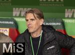 04.04.2025, Fussball 1. Bundesliga 2024/2025, 28. Spieltag, FC Augsburg - FC Bayern Mnchen, in der WWK-Arena Augsburg, Sportdirektor Christoph Freund (Bayern Mnchen) auf der Bank 