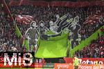 04.04.2025, Fussball 1. Bundesliga 2024/2025, 28. Spieltag, FC Augsburg - FC Bayern Mnchen, in der WWK-Arena Augsburg, Fan-Choreografie der Bayernfans in der Gstekurve, zu einem Thema von einem Ereignis aus der Vereinsgeschichte: 19. Mrz 1979, Eine Team-Rebellion gegen die Verpflichtung eines Trainers Max Merkel (2.v.re) nach interner Abstimmung der Mannschaft mit u.a. Paul Breitner (li, mit Zigarre) und Sepp Maier (2.v.li), diese Team-Rebellion fhrte dann zum Rcktritt von Prsident Wilhelm Neudecker (re), ein bemerkenswerter Vorgang im deutschen Profifuball. Es war ein Akt der Selbstbestimmung und des Protests, der bei den Bayern-Ultras bis heute als Symbol fr die Einheit zwischen Mannschaft und Kurve gilt.