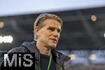 04.04.2025, Fussball 1. Bundesliga 2024/2025, 28. Spieltag, FC Augsburg - FC Bayern Mnchen, in der WWK-Arena Augsburg, Sportdirektor Christoph Freund (Bayern Mnchen) nachdenklich 